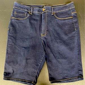 Women’s D. jean shorts. Size 16